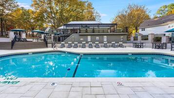 Hồ bơi ngoài trời phục vụ theo mùa, ghế dài tắm nắng