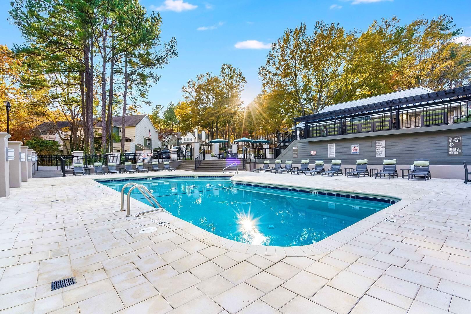 Außenpool (je nach Saison geöffnet), Liegestühle