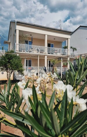 Exterior detail - Bright apartment on the Adriatic coast with a short walk to the old town/Lodge 2 (Rovinj)