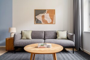 TV - Blueground | Vinohrady, balcony, nr Riegrovy Sady (PRG-78) (Prague)
