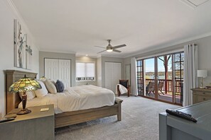 3 bedrooms, desk, iron/ironing board, travel cot - Lakefront on Como - Lake Geneva -Walk to Beach (Lake Geneva)