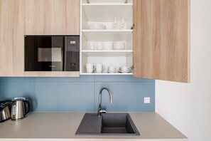 Microwave, oven, dishwasher, cookware/dishes/utensils - Blueground | Nusle, balcony, nr Vysehrad (PRG-67) (Prague)
