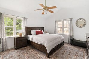 3 habitaciones, tabla de planchar con plancha y cuna de viaje 