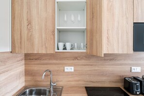 Microwave, oven, dishwasher, cookware/dishes/utensils - Blueground | Holešovice, view, nr Vltava (PRG-60) (Prague)