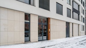 Ein modernes Gebäude mit großen Fenstern und einer glatten Fassade.