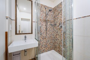Hair dryer, towels - Blueground | Žižkov, city view, nr TV Tower (PRG-83) (Prague)