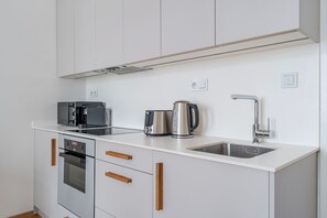 Microwave, oven, dishwasher, cookware/dishes/utensils - Blueground | Žižkov, city view, nr TV Tower (PRG-83) (Prague)