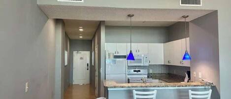 Geladeira, micro-ondas, fogão, cooktop