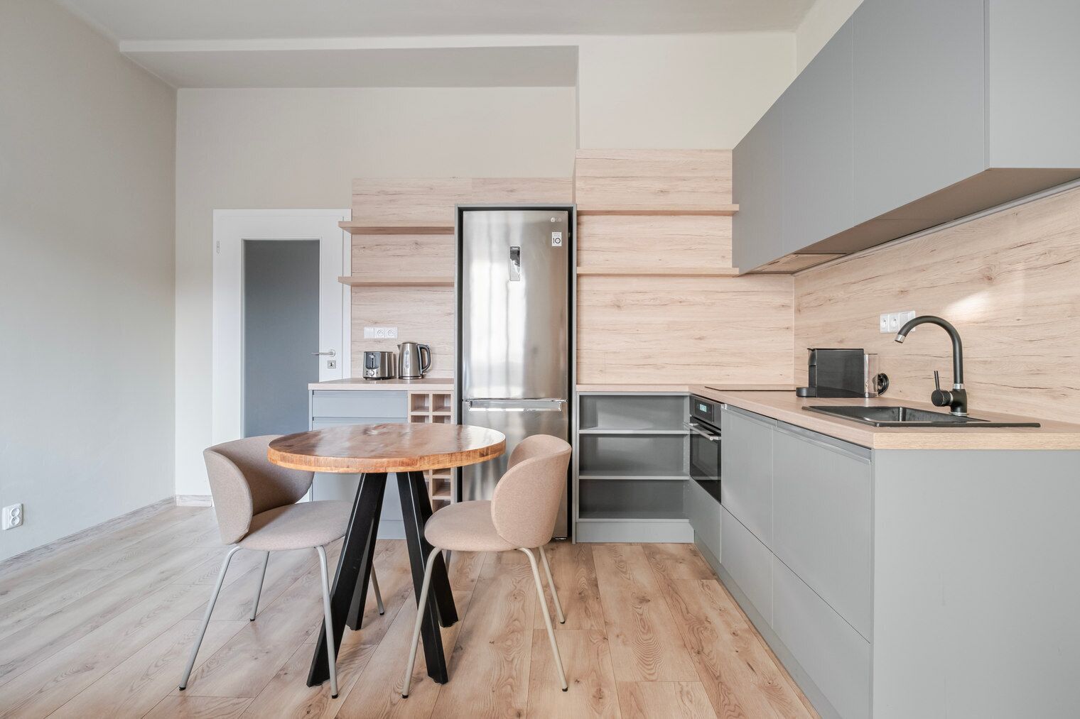 Microwave, oven, dishwasher, cookware/dishes/utensils