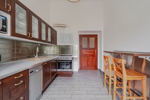 Microwave, oven, dishwasher, cookware/dishes/utensils - Blueground | Malá Strana, view, nr Prague Castle (PRG-94) (Prague)