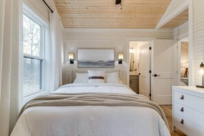 2 bedrooms, iron/ironing board, WiFi, bed sheets - Chic Lake Retreat - Cabin by Lake (Tracy City)
