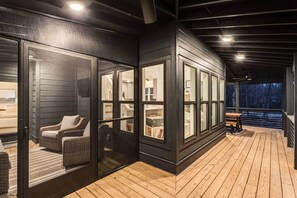 Outdoor dining - Chic Lake Retreat - Cabin by Lake (Tracy City)