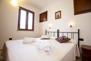 2 bedrooms, travel crib, free WiFi, bed sheets - Appartamento Quercia (Cala Gonone)