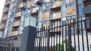 Ein mehrstöckiges Gebäude mit modernem architektonischen Design, das Balkone und große Fenster aufweist.