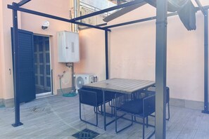 Outdoor dining - SE212 – Senigallia, charming one-bedroom apartment in the city center with private courtyard (Senigallia)