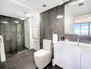 Shower, hair dryer, shampoo - Luxury Waterfront: Spectacular Oasis in the City (Cairns North)