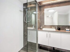 Douche, sèche-cheveux, shampoing