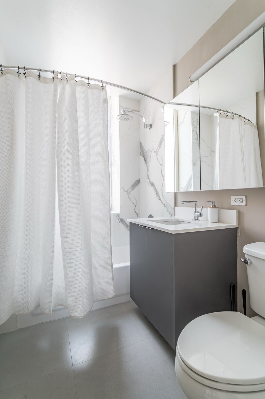 Haartrockner, Handtücher, Seife, Toilettenpapier