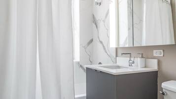 Haartrockner, Handtücher, Seife, Toilettenpapier