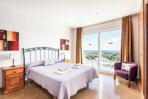 5 bedrooms, WiFi, bed sheets - Villa Gill - Four Bedroom Villa, Sleeps 8 (Es Mercadal)