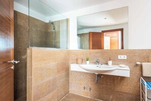 Ducha, bidet, toallas