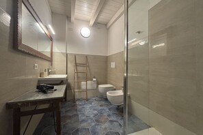 Doccia, asciugacapelli, bidet, sapone