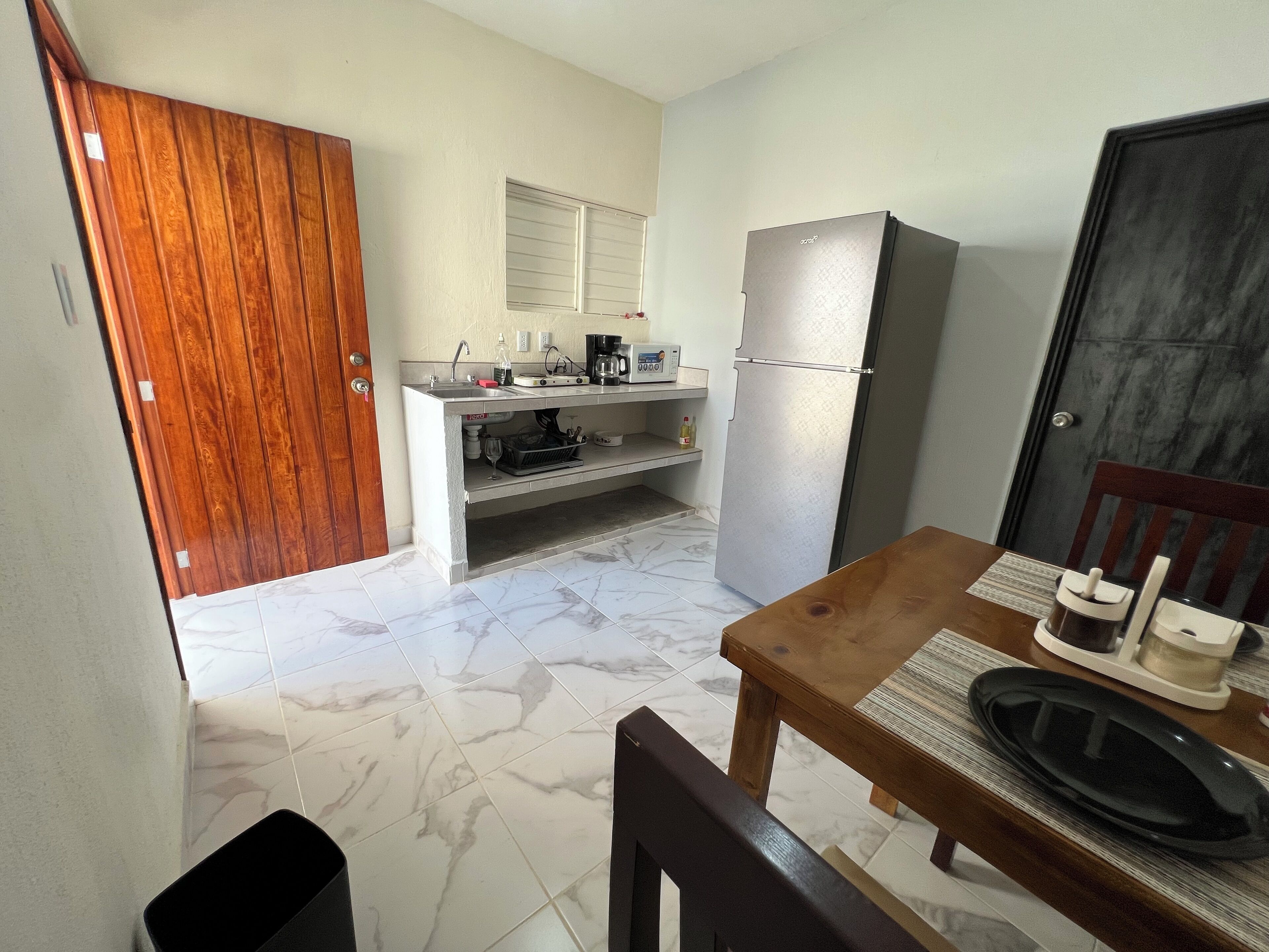 Suite Confort | Cocina privada | Refrigerador, microondas, parrilla de estufa y utensilios de cocina 