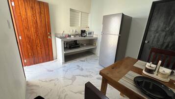 Suite Confort | Cocina privada | Refrigerador, microondas, parrilla de estufa y utensilios de cocina