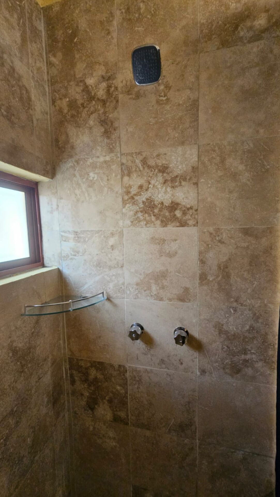 Comfort Suite | Bathroom | Shower, free toiletries, hair dryer, towels