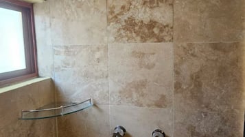 Comfort Suite | Bathroom | Shower, free toiletries, hair dryer, towels