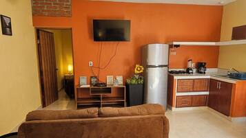 Suite Confort, baño privado | Caja de seguridad en la habitación y tabla de planchar con plancha