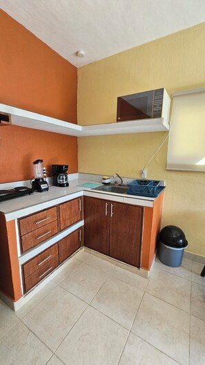 Comfort Suite, Private Bathroom | Private kitchen | Fridge, microwave, stovetop, cookware/dishes/utensils - Suites el Ángel (Tuxtla Gutiérrez)