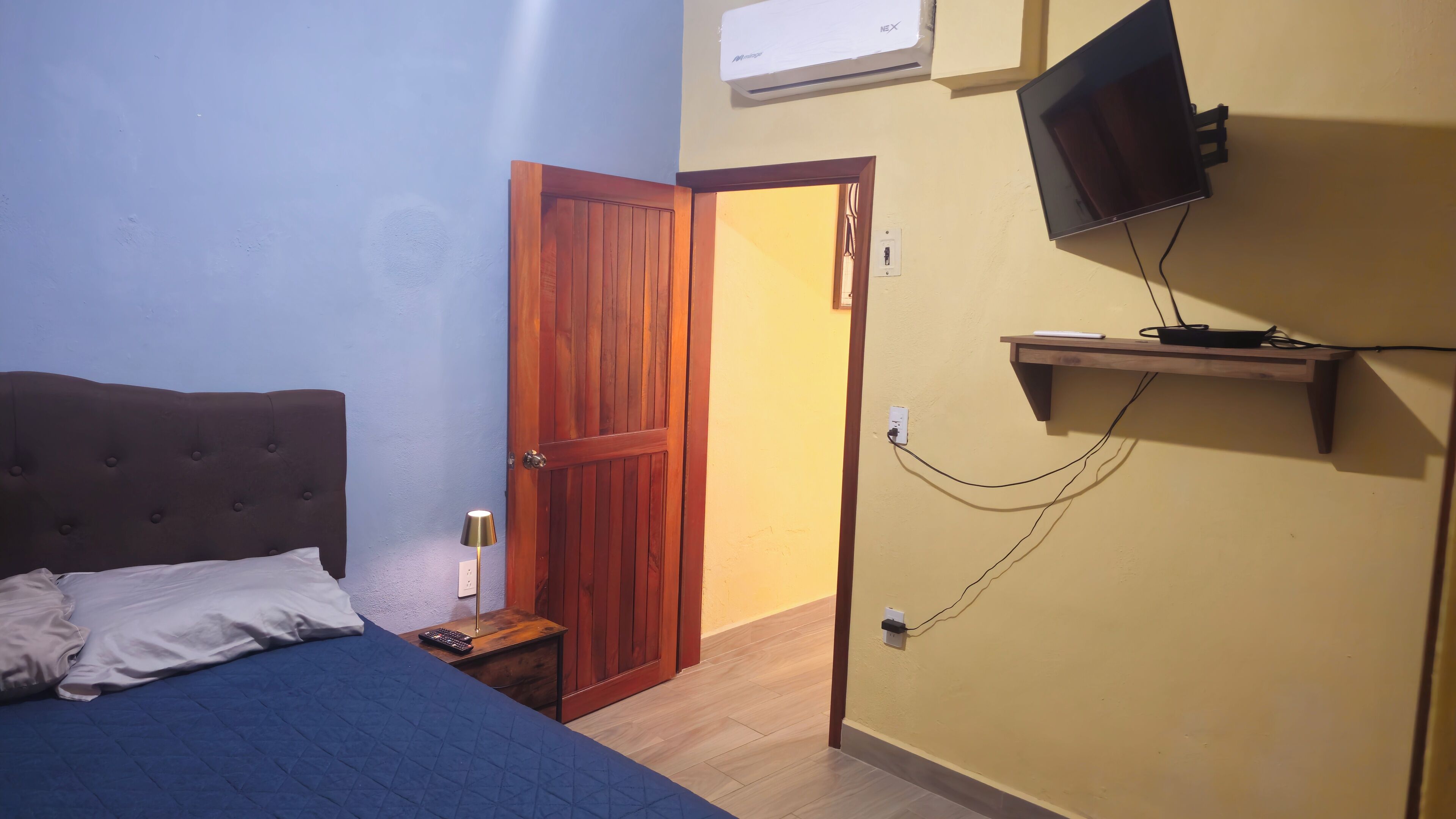 Suite Confort, baño privado | Caja de seguridad en la habitación y tabla de planchar con plancha 