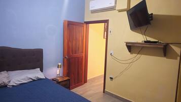 Suite Confort, baño privado | Caja de seguridad en la habitación y tabla de planchar con plancha