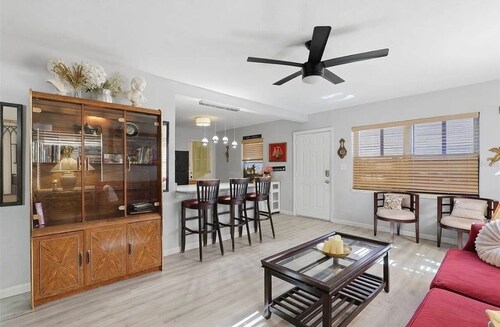 3-bedroom Coastal Cottage in serene Melbourne Florida, 5 miles from the beach.