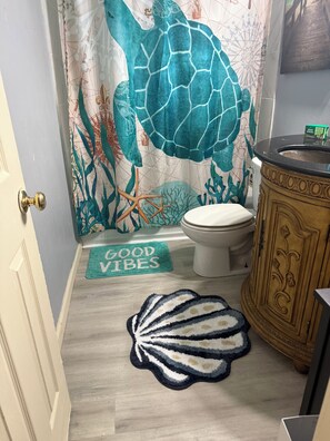 Sèche-cheveux, serviettes fournies, savon, papier toilette