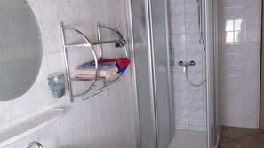 Dusche, Haartrockner, Handtücher