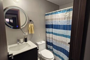 Bathroom - Comfortable apartment + Parking + Kitchen + WiFi @GuatemalaCity (Ciudad de Guatemala)