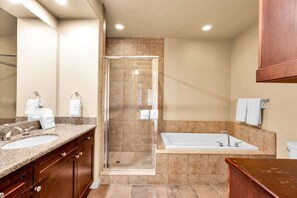 Shower, hair dryer, towels, shampoo - 2BR Palm Oasis - Legacy Villas La Quinta (La Quinta)