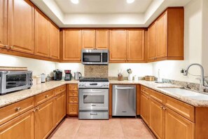 Fridge, microwave, oven, stovetop - Single Story 3BR, 3BA Legacy Villas Townhome (La Quinta)