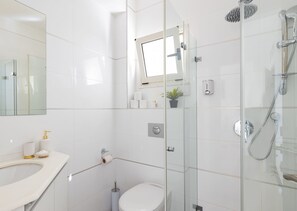 Pyyhkeet, sampoo, vessapaperi