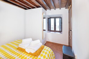 2 habitaciones, tabla de planchar con plancha, internet y ropa de cama