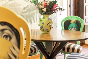 Dining - The Crown (1stRight) (Granada)