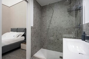 Douche, sèche-cheveux, bidet, serviettes fournies