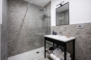 シャワー、ヘア  ドライヤー、ビデ、タオル