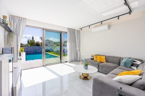 TV - Villa Garden Sunrise and Ocean Sunset (Argaka)