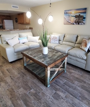 Smart TV - Beautiful. professionally decorated condo direct oceanfront with a amazing view. (Ponce Inlet)
