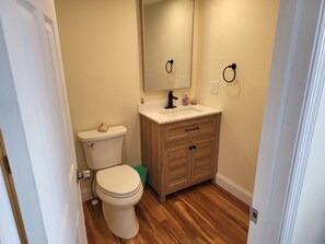 Suihku, hiustenkuivaaja, pyyhkeet, saippua