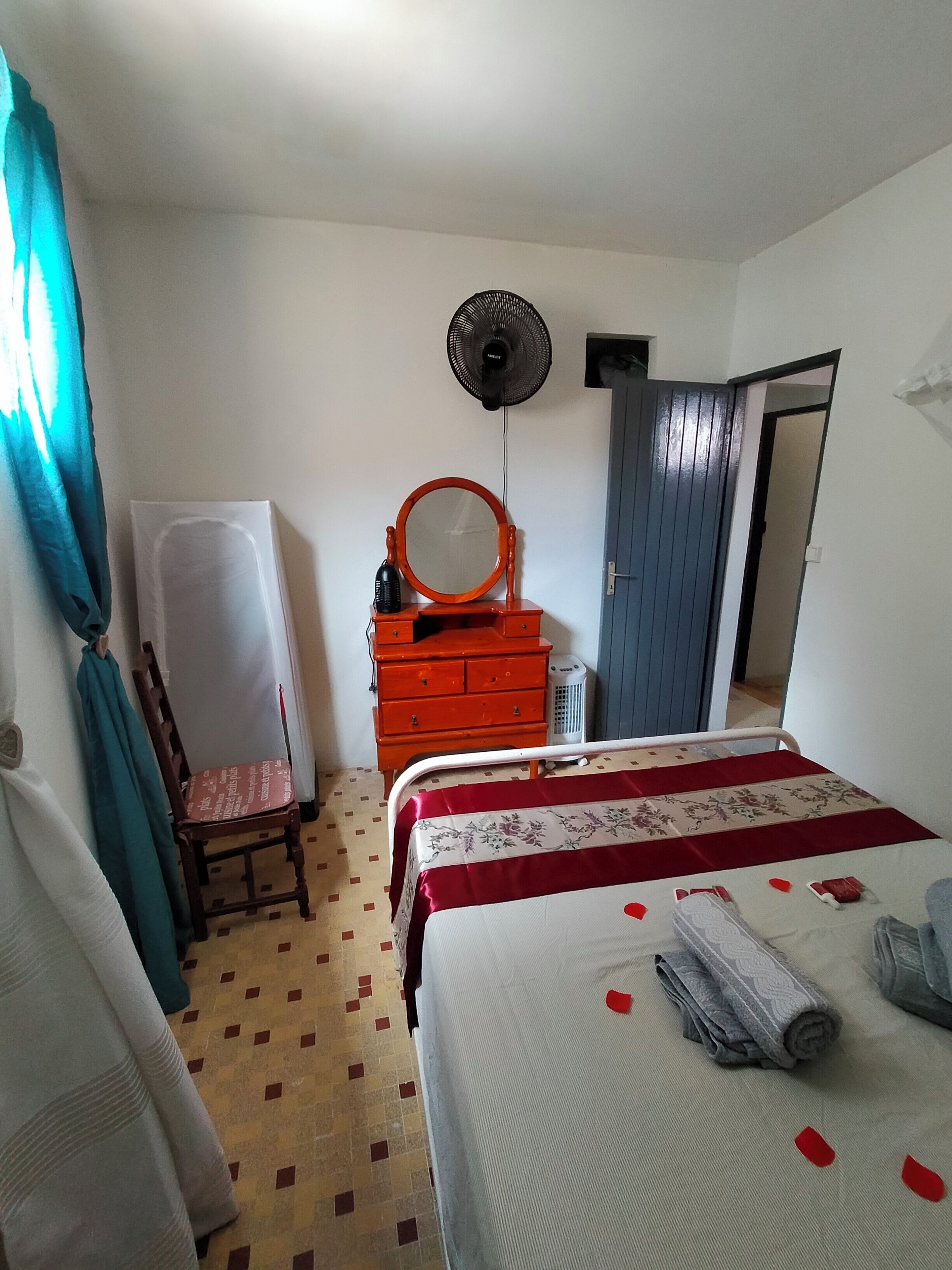 4 makuuhuonetta, silitysrauta/-lauta, Wi-Fi, vuodevaatteet