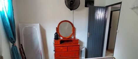 4 makuuhuonetta, silitysrauta/-lauta, Wi-Fi, vuodevaatteet